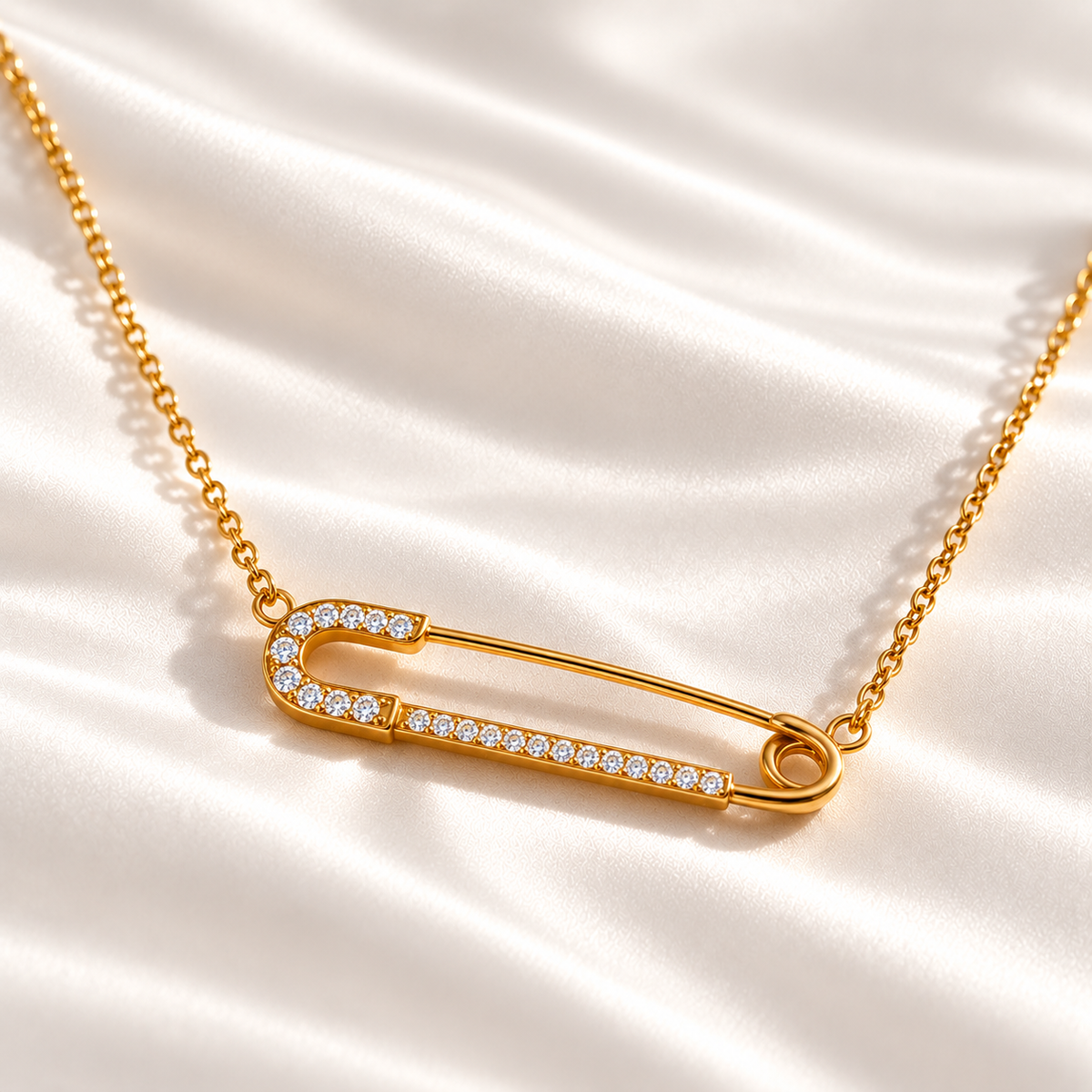 Collier Femme Doré en Acier Inoxydable – Pendentif Épingle à Nourrice avec Strass