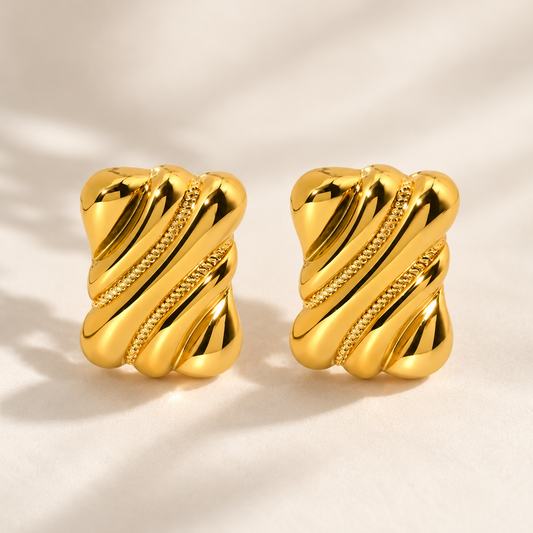 Boucles d’Oreilles Dorées Sculpturales – Design Élégant & Tendance